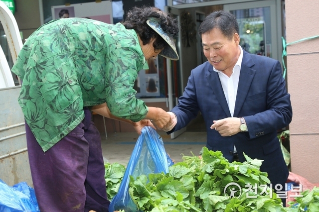 추석맞이 장보기를 하고 있는 김산 무안군수. (제공: 무안군) ⓒ천지일보 2019.9.9
