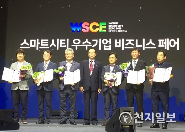 조상기 한국동서발전 발전기술개발원장(왼쪽에서 2번째)과 수상자들이 기념 촬영을 하고 있다. (제공: 한국동서발전) ⓒ천지일보 2019.9.9