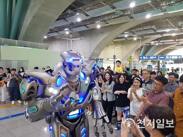 월드 스타 로봇인 ‘타이탄 더 로봇’이 8일 천안아산역에서 제65회 백제문화제 홍보 퍼포먼스를 펼쳐 역사 이용객들로부터 박수갈채를 받았다. (제공: 충남도) ⓒ천지일보 2019.9.9