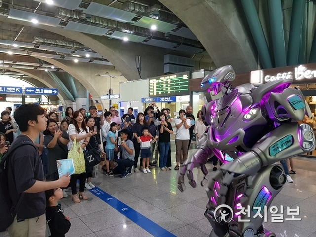 월드 스타 로봇인 ‘타이탄 더 로봇’이 8일 천안아산역에서 제65회 백제문화제 홍보 퍼포먼스를 펼쳐 역사 이용객들로부터 박수갈채를 받았다. (제공: 충남도) ⓒ천지일보 2019.9.9