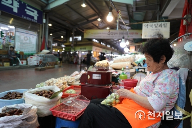 서울 서대문구의 전통시장 인왕시장에서 밤, 대추 등 제사에 필요한 여러 식품을 판매해온 이순례(80) 할머니가 힘없이 손님을 기다리며 물건을 준비하고 있다. ⓒ천지일보 2019.9.10