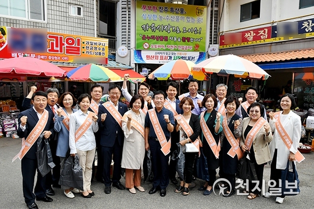 진주시의회가 10일 전통시장 이용 캠페인을 개최한 가운데 박성도 의장(앞줄 가운데)을 비롯한 시의회 의원들이 기념촬영을 하고 있다. (제공: 진주시의회) ⓒ천지일보 2019.9.10