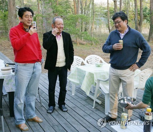 아베 신조(왼쪽) 일본 총리의 '사학 스캔들'에 연루됐다는 의혹을 받는 하기우다 고이치(오른쪽) 당시 관방부장관이 2013년 5월 블로그에 게재한 사진. 가운데는 아베 총리의 오랜 친구로 알려진 가케학원의 가케 고타로 이사장이다. (출처: 연합뉴스)