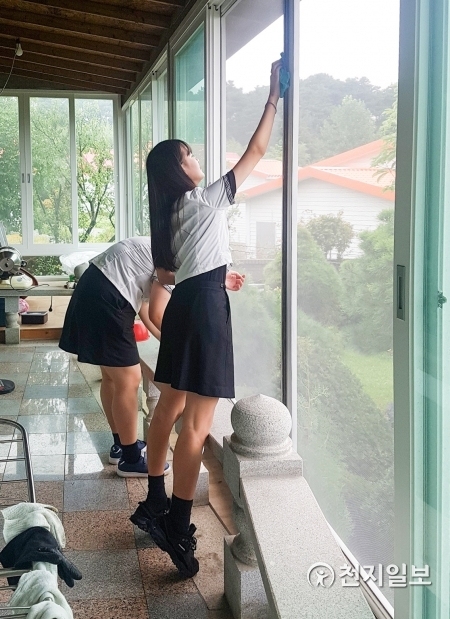충북 청주여자상업고등학교 학생들이 9일 독립유공자 집에서 봉사활동을 펼치고 있다. (제공: 충북남부보훈지청) ⓒ천지일보 2019.9.10