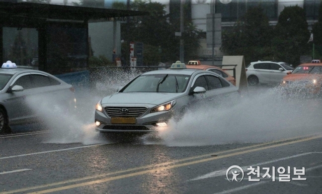 [천지일보=남승우 기자] 서울과 경기 지역 등에 폭우가 집중되면서 중부지방에 호우주의보가 발효된 31일 오전 서울 시내 거리에서 차량들이 물보라를 일으키며 달리고 있다. ⓒ천지일보 2019.7.31