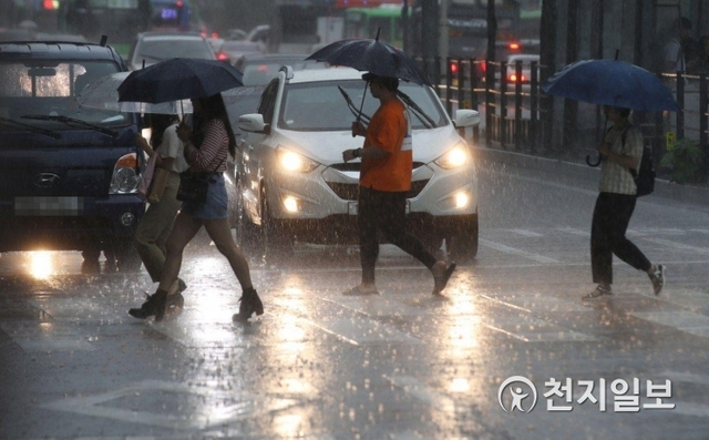 [천지일보=남승우 기자] 13호 태풍 링링이 북상 중인 가운데 가을장마가 예보된 5일 오후 서울 마포구 홍대입구역 인근에서 시민들이 우산을 쓴 채 발걸음을 옮기고 있다. ⓒ천지일보 2019.9.5