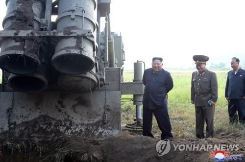북한 김정은 국무위원장이 10일 초대형 방사포 시험사격을 현지지도했다고 조선중앙통신이 11일 보도했다. (출처: 연합뉴스) 2019.9.11
