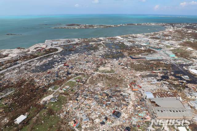 4일(현지시간) 허리케인 도리안으로 파괴된 바하마 아바코섬의 마시 항구가 항공 사진에 나타나 있다(출처: 뉴시스)