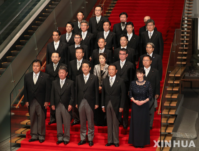 아베 신조 일본 총리와 11일 구성된 새 내각 구성원들이 이날 도쿄 총리 관저에서 기념 촬영에 응하고 있다. (출처: 뉴시스)