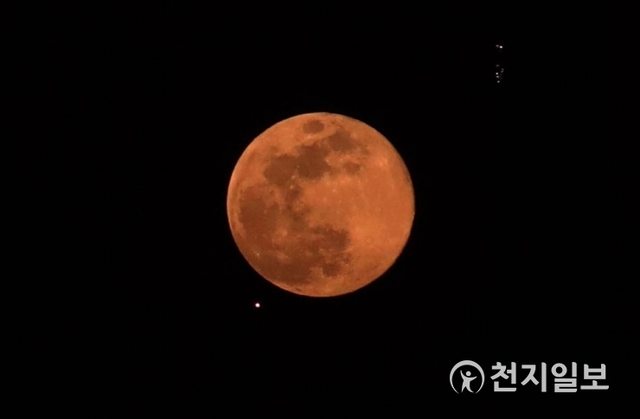 [천지일보=남승우 기자] 19일 오후 서울 중구 남산 위로 ‘핑크문’이 보이고 있다. 핑크문은 달이 지평선 근처에 있을 때 공기 입자들을 거치면서 발생한다. 파장이 짧은 푸른 계통의 빛은 흩어지고, 붉은색 계통의 빛만 눈에 들어와 나타나는 현상이다. 개화를 알리는 4월에 뜨는 보름달이라고 해 ‘풀핑크문’이라고 이름이 붙여졌다. 하지만 과학에서는 핑크문이라는 이름 대신 ‘블러드문’이라고 불려진다. ⓒ천지일보 2019.4.19