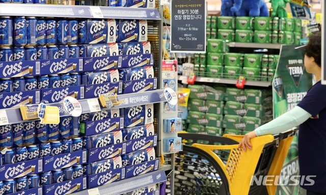 서울의 한 대형 마트에서 다양한 국산 맥주들이 판매되고 있는 모습. (출처: 뉴시스)