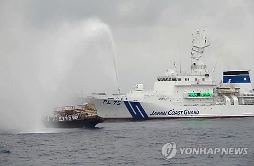 불법 조업한다는 이유로 북한 어선에 물대포를 쏘는 일본 순시선. (출처: 연합뉴스)