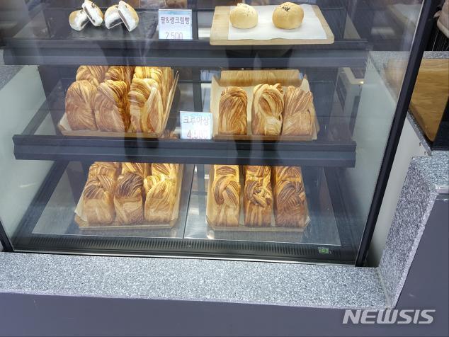한 고속도로 휴게소에서 완제품 빵을 판매하면서 유통기한 등이 기재되지 않은 모습. (출처: 뉴시스)