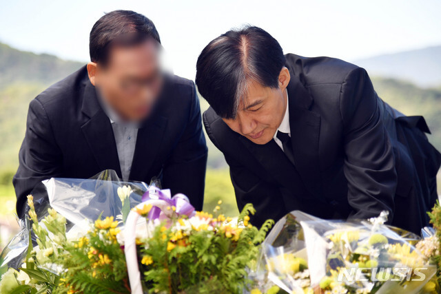 조국 법무부 장관이 추석 연휴인 14일 오전 부산 기장군 부산추모공원을 방문, 상관의 폭언 등을 견디지 못하고 2016년 극단적인 선택을 한 고 김홍영 전 검사의 묘소를 참배하고 있다. (출처: 뉴시스)