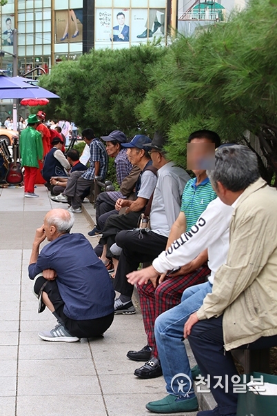 추석 연휴인 14일 서울 종로구 탑골공원 앞에 노인들이 줄지어 앉아있다. ⓒ천지일보 2019.9.14