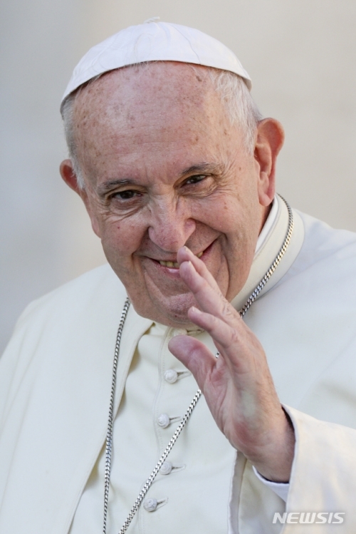 프란치스코 교황이 지난 11일 수요일 바티칸에서 주례 일반 방청객을 위해 도착하면서 손을 흔들고 있다(출처: 뉴시스/AP)