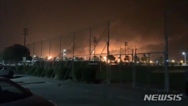 세계 최대 석유기업인 사우디아라비아 국영석유회사 사우디 아람코의 석유 가공 시설 두 곳에서 14일(현지시간) 오전 대규모 화재가 발생했다고 AP통신이 보도했다(출처: 뉴시스)