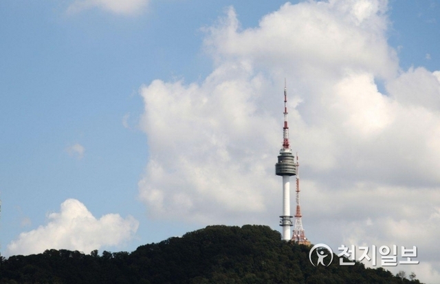 [천지일보=남승우 기자] 맑은 날씨를 보인 15일 오후 서울 남산타워 위로 청명한 가을하늘이 펼쳐져 있다. ⓒ천지일보 2019.9.15