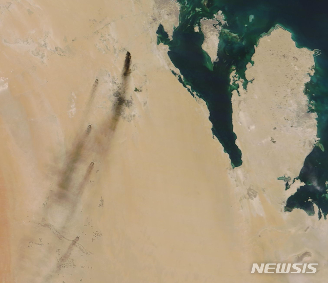 14일 미 나사가 제공한 아라비아반도 사우디아라비아 북동부 사진으로 석유 시설에서 불이 타오르고 있다. (출처: 뉴시스)