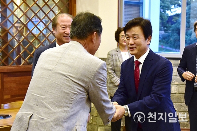 진주시가 지난 16일 오후 심낙섭 진주교육지원청 교육장 등과 교육발전을 위한 간담회를 개최한 가운데 조규일 시장이 한 교육분야 관계자와 인사를 나누고 있다. (제공: 진주시) ⓒ천지일보 2019.9.17