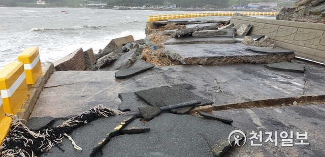 지난 7일 태풍 ‘링링’으로 전남 진도군의 해안도로가 무너져 있다. (제공: 진도군) ⓒ천지일보 2019.9.17