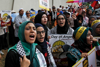 이스라엘 정부가 폭력사태를 이유로 50세 이하 무슬림 남성의 예루살렘 성지 템플마운트 입장을 금지시켜 파장이 일고 있다. 이에 21일(현지시간) 말레이시아 쿠알라룸푸르의 미국 대사관 앞에서 무슬림 여성들이 항의 시위를 하고 있다. (출처: 뉴시스)