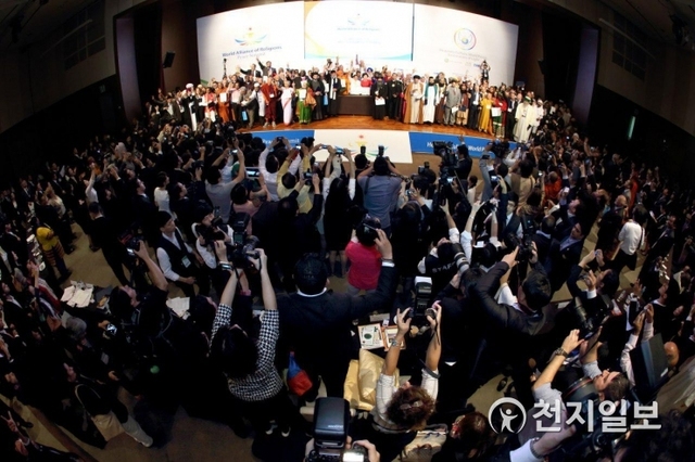 ㈔하늘문화세계평화광복(HWPL, 대표 이만희)이 2014년 9월 18일 서울 63빌딩컨벤션센터 그랜드볼룸에서 세계평화를 위한 종교대통합 협약식을 치렀다. 이날 협약식에 참석한 인사들이 종교대통합 평화협약서에 서명하고 있다. ⓒ천지일보