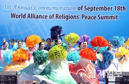 ㈔하늘문화세계평화광복(HWPL)이 주최한 ‘9.18 종교대통합 만국회의 1주년 기념식’이 2015년 9월 18일 서울 올림픽공원 평화의 문에서 열렸다. HWPL 회원들이 화려한 공연을 펼치고 있다. ⓒ천지일보