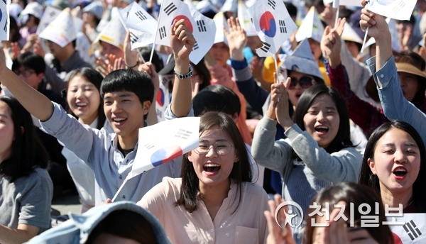 ㈔하늘문화세계평화광복(HWPL)이 주최한 ‘9.18 종교대통합 만국회의 1주년 기념식’이 2015년 9월 18일 서울 올림픽공원 평화의 문에서 열렸다. ⓒ천지일보
