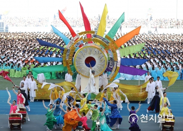 ㈔하늘문화세계평화광복(HWPL, 대표 이만희)이 2018년 9월 18일 인천 아시아드 주경기장에서 ‘9.18 평화 만국회의 4주년 기념식’을 개최한 가운데 ‘영원한 평화의 세계로!’를 주제로 한 HWPL 세계 평화 퍼레이드가 열리고 있다. ⓒ천지일보