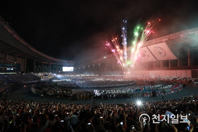 ㈔하늘문화세계평화광복(HWPL, 대표 이만희)이 2018년 9월 18일 인천 아시아드 주경기장에서 ‘9.18 평화 만국회의 4주년 기념식’을 개최한 가운데 ‘영원한 평화의 세계로!’를 주제로 퍼포먼스가 펼쳐지고 있다. ⓒ천지일보