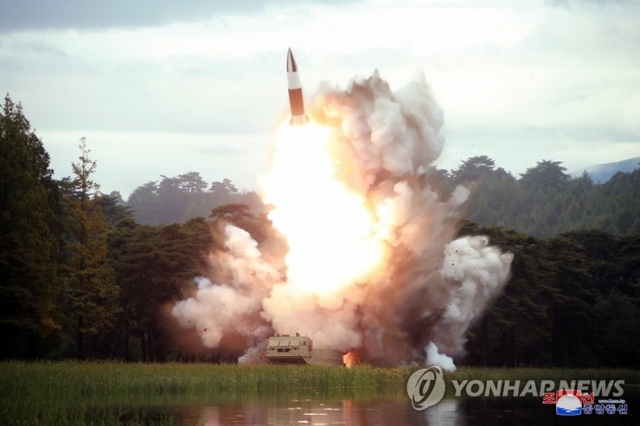 '북한판 에이태킴스'로 불리는 신형단거리 미사일 (출처: 연합뉴스)