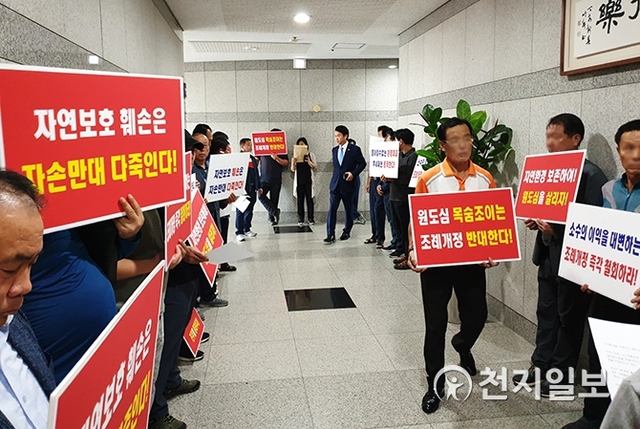 [천지일보 진주=최혜인 기자] 9개 전통시장상인회로 구성된 ‘진주시장연합회’가 18일 오전 10시 30분 시의회 2층 회의실 앞에서 ‘도시계획조례 일부개정조례안’에 반대하는 시위를 벌이고 있다. ⓒ천지일보 2019.9.18