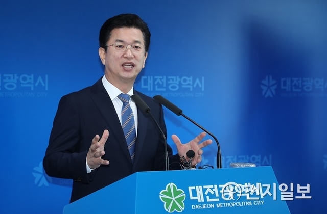 허태정 대전시장이 18일 대전형 아이돌봄 ‘온돌 네트워크’ 구축사업에 대해 기자회견을 하고 있다. (제공: 대전시) ⓒ천지일보 2019.9.18