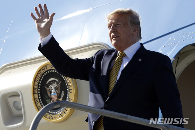 도널드 트럼프 미국 대통령이 17일(현지시간) 모금행사 참석차 미 캘리포니아주 로스앤젤레스 공항에 도착해 손을 흔들며 전용기에서 내리고 있다(출처: 뉴시스)
