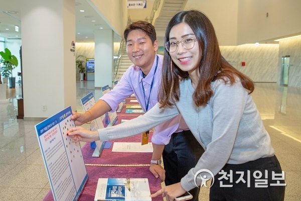 공공기관 최초로 한국서부발전이 시행한 ‘2019 공공기록물 콘테스트’에서 직원들이 우수기록물에 대해 투표를 하고 있다. (제공: 한국서부발전) ⓒ천지일보 2019.9.18
