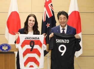 19일 도쿄 총리 관저에서 아베신조(安倍晋三) 총리와 저신다 아던 뉴질랜드 총리가 만나 양국 선수의 유니폼을 교환하고 있다. 일본 마이니티신문 등은 아베 총리의 이름 ‘신조(SHINZO)’와 등번호 ‘9’가 새겨진 티셔츠를 받아들었다며 이는 전쟁이 가능한 일본을 만들기 위한 ‘평화 헌법 9조’를 개헌하려는 아베 총리의 의지가 담겼다고 해석했다. (출처: 일본 외무성) 2019.9.21