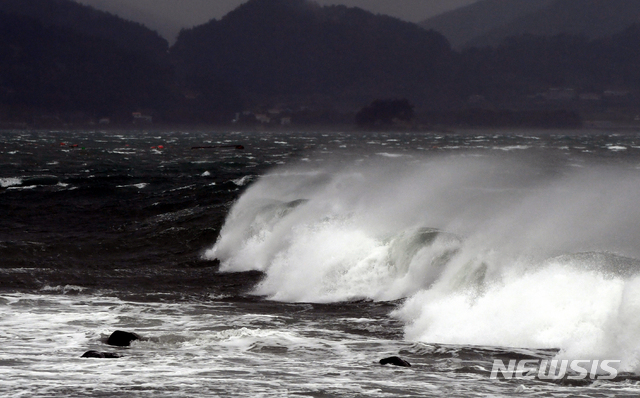 21일 오후 제17호 태풍 ‘타파’가 한반도를 향해 빠르게 북상중인 가운데 경남 남해군 남면 인근 해안에 높은 파도가 몰아치고 있다. (출처: 뉴시스)