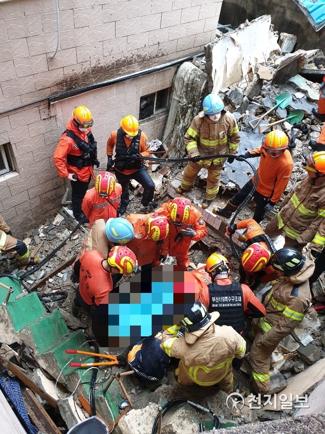 21일 오후 10시 26분께 부산 부산진구 부전동 한 2층 노후 건물 일부가 무너져 1명이 숨지는 사고가 발생했다. (제공: 부산경찰청) ⓒ천지일보 2019.9.22