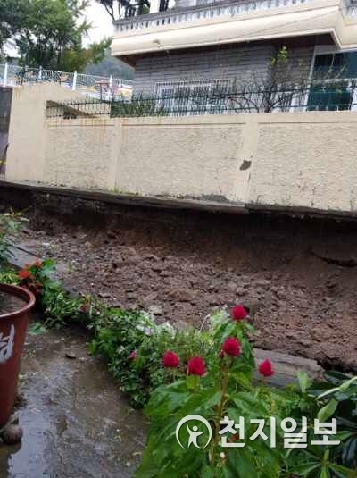 22일 오전 7시 10분께 부산 사하구 감천동 한 주택에서는 길이 15ｍ 옹벽이 강풍에 붕괴됐다. 인명피해는 없으며 경찰은 주변을 통제하고 있다. (제공: 부산경찰청) ⓒ천지일보 2019.9.22