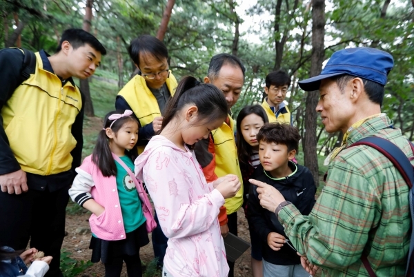 대림산업 임직원과 직원 가족들이 가을을 맞아 지난 21일 서울 남산에서 ‘맑음나눔’ 사회공헌 활동에 나섰다고 23일 밝혔다. (제공: 대림산업)