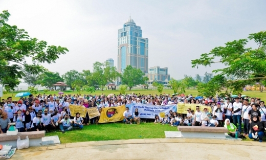 대한항공은 지난 21일 말레이시아 코타키나발루 해안에서 환경보호활동을 펼쳤다. 사진은 행사에 참여한 자원봉사자들이 기념촬영을 하는 모습. (제공: 대한항공)