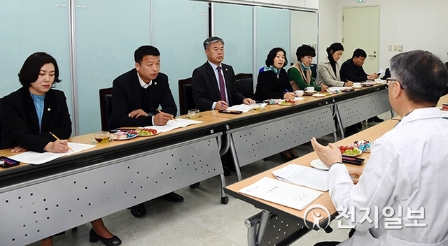 기획문화위원회 회의 모습. 왼쪽 위부터 더불어민주당 허정림 기획문화위원장, 자유한국당 임기향 기획문화위원회 간사, 더불어민주당 박철홍 의원, 정인후 의원, 자유한국당 황진선 의원, 더불어민주당 제상희 의원 등. (제공: 진주시의회) ⓒ천지일보 2019.9.23