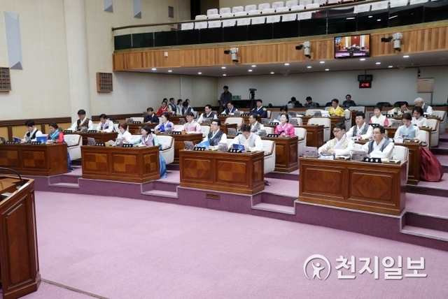전주시의원들이 25일 열린 제356회 임시회에서 우리 옷 한복 입기 문화 확산을 위해 한복을 입고 임시회를 하고 있다. (제공: 전주시의회) ⓒ천지일보 2019.1.26