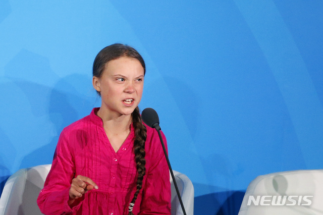 스웨덴의 16세 소녀 환경운동가 그레타 툰베리가 23일(현지시간) 유엔본부에서 열린 기후행동정상회의에서 연설하고 있다. 툰베리는 이날 세계 지도자들이 빈 말로 젊은층의 꿈을 앗아가고 있다며 
