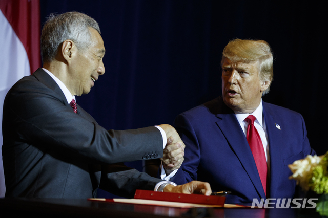 도널드 트럼프 미국 대통령(오른쪽)이 23일(현지시간) 미국 뉴욕 인터컨티넨탈 바클레이 호텔에서 리셴룽 싱가포르 총리와 회담을 가지며 악수하고 있다. (출처: 뉴시스)