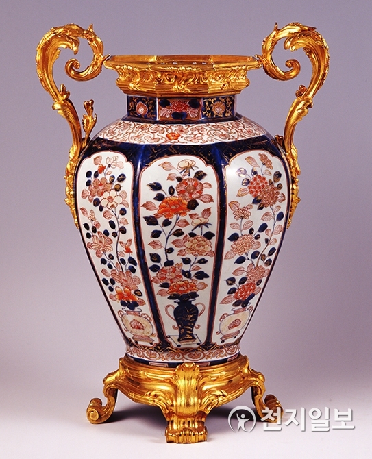 백자 채색 꽃바구니무늬 팔각 큰 항아리. (제공: 국립진주박물관)ⓒ천지일보 2019.9.25