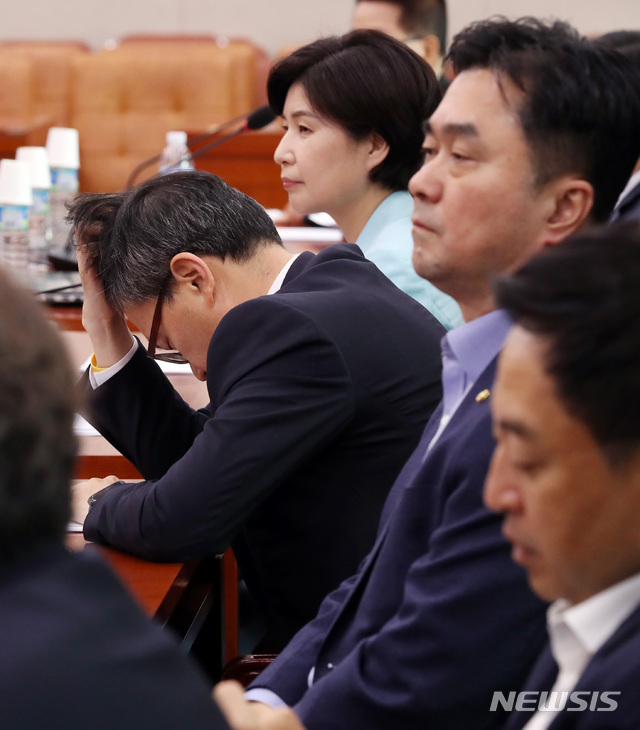 25일 국회에서 진행된 법사위 회의에서 박주민 의원이 고심하고 있다. (출처: 뉴시스)