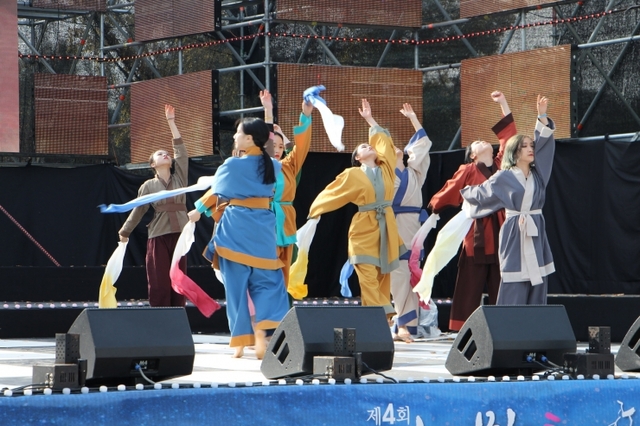 마한시대의 춤을 현대적 감각으로 재해석한 마한인의 춤 경연대회가 한창이다. (제공: 나주시) ⓒ천지일보 2019.9.25
