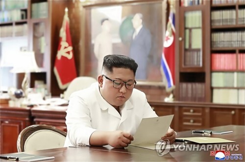 조선중앙통신이 23일 홈페이지에 공개한 사진에서 김정은 북한 국무위원장이 집무실로 보이는 공간에서 트럼프 대통령의 친서를 읽는 모습. (출처: 연합뉴스)